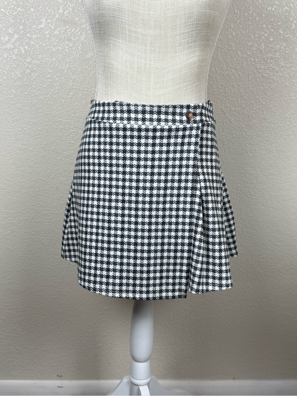 Black & White Gingham Asymmetric Skirt by Belle du Jour - Size Large (Juniors)